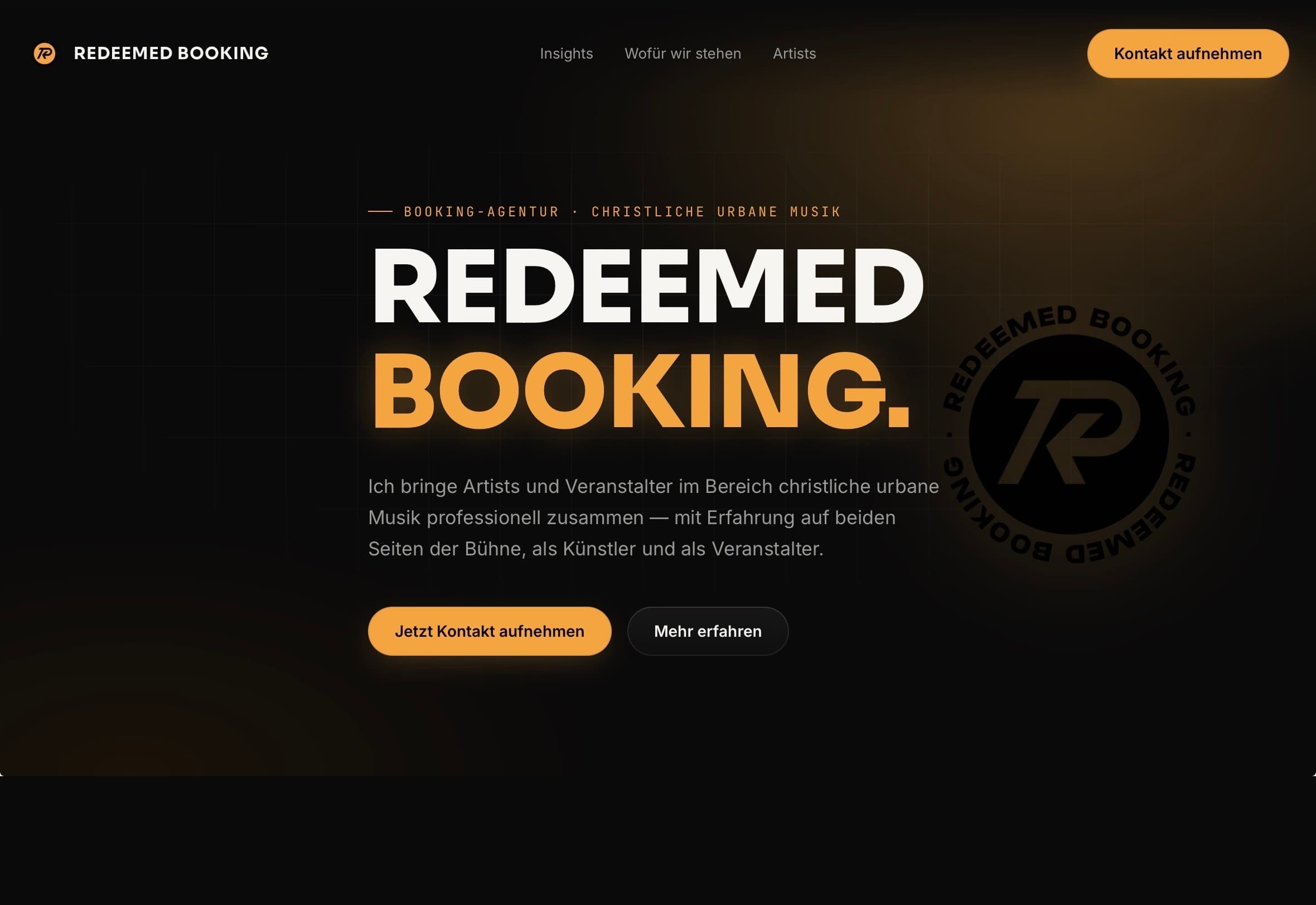 Startseite von Redeemed Booking: Wortmarke und Kontaktknopf auf schwarzem Grund